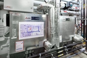  Um die überschüssige Wärmeenergie für die Brauchwassererwärmung zu nutzen, kommen wassergeführte HVRF-Außengeräten der PQRF-Baureihe zur Innenaufstellung zum Einsatz. 