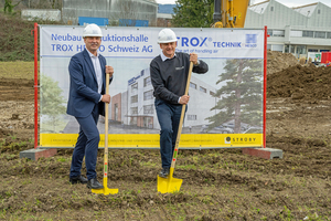  Spatenstich für den Neubau: Udo Jung, Geschäftsführer der TROX Group (links) und Dennis Hansen, Geschäftsführer der TROX HESCO Schweiz AG 