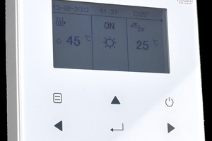  Die Wandgeräte werden mit einer Infrarot-Fernbedienung gesteuert – über das Touch-Display lassen sich Temperatur und Betriebsmodi sowie Zeitprogramme einfach einstellen 