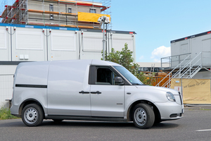  Der Testwagen: Der VN5 in der Ausstattungsvariante Ultima in „Storm Grey“-Metallic-Lackierung – die Schiebetür gibt eine großzügige Ladeöffnung frei, die an der schmalsten Stelle eine Durchlademöglichkeit von 938 Millimeter bietet (an der breitesten 1.128 Millimeter) 