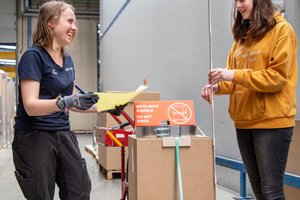  Systemair GmbH, Girls‘ Day 2023: Die Schülerin Karoline Appel aus Wölchingen (rechts) hatte großen Spaß beim Verpacken von Ventilatoren für die ganze Welt 
