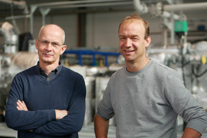  Die beiden Geschäftsführer von SPH, Andreas Mück (l.) und Dr. Tim Hamacher vor dem „ThermBooster“ 