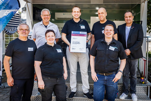  In Feierlaune (v.l.): Senior Chef im Ruhestand Walter Walz, Bürgermeister Cord Soehlke (hinten), Maren Schneider (vorne), Ruben Walz, Marcus Gunzert (hinten), Julian Walz (vorne), Kreishandwerksmeister Norbert Schnitzler 