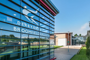  Das Kaskadensystem aus Luft- und Wasserwärmepumpen am Derby College in Morley, Großbritannien, wurde mit dem People‘s Choice Award des European Heat Pump Awards (EHPA) 2022 Forum ausgezeichnet 