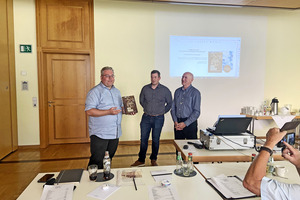  Harald Erös (l.) und Alfred Binder (m.) vom ÖGKT übergaben Roland Handschuh für die Bibliothek des HKK ein druckfrisches Exemplar des Buches „Frostige Spurensuche“ über Gemeinschaftskühlräume in der Steiermark 