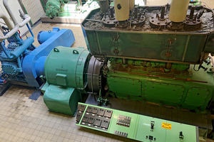  Die Linde-Kältemaschine (mit über 1t NH3 ) im Museum der Mönchshof Brauerei konnte sowohl über die Dampfmaschine (r.), die über den Generator in der Mitte gleichzeitig Strom erzeugt, angetrieben werden (Kraft-Wärme-Kälte-­Kopplung) oder über einen Elektromotor 