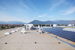  Die kompakten Klima-Systeme von Clivet lassen Platz für Photovoltaik mit 362 Silizium-Modulen – das VFR-Außengerät mit Invertertechnologie stellt sich automatisch auf die gewünschte Last ein 