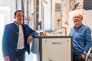  Markus Wasserle und Erwin Rößle am BHKW neoTower 20.0, welches die Grundlast an Wärme und Strom in der Kletterei bereitstellt 