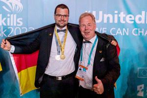  Frederik Stiegen mit Medaillen und Trainer Karsten Beermann 
