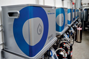  Die mehrstufige ­Wasseraufbereitung ist in mobile Klein­-container eingebaut, die halbjährlich vollständig gegen komplett gewartete und gereinigte Systeme ausgetauscht werden 