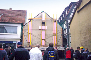  Schwierig wurde es noch einmal beim Transport des Hauses mit einer Grund­fläche von 7,5m x 6,5m durch die engen Gassen von Nordheim – links und rechts gab es rechnerisch nur einen Spielraum von jeweils 5 cm 