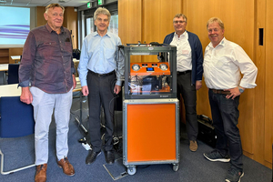  Projekt-Team mit der mobilen Wärmepumpe (v.l.): Wolfgang Müller, Jörn Schwarz, Michael Arnemann und Karsten Beermann 