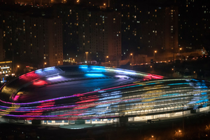  Die nationale Eisschnelllaufhalle in Peking, das National Speed Skating Oval, auch „Eisband“ („Ice Ribbon“) genannt 