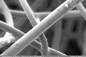  Die mikroskopische Aufnahme mit 1.000-facher Vergrößerung zeigt das deutlich verdichtete Nanofasermaterial des Kappa Wavebionix (rechts) im Vergleich zu einem F7-Filtermaterial 