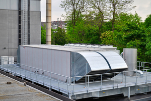  In der Planungsphase für einen integrierten Kälteerzeuger mit externem Kaltwassersatz mit Pufferspeicher (hinter dem RLT-Gerät aufgestellt) sollte berücksichtigt werden, dass der Einsatz einen geeigneten Aufstell­ort erfordert – es muss sowohl auf eine ausreichende Frischluftversorgung als auch auf die Mindestabstände für den Schallschutz geachtet werden (zu Punkt 4) 