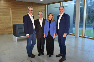  Die beiden Geschäftsführer der Stiebel Eltron-Gruppe, Dr. Kai Schiefelbein (l.) und Heinz-Werner Schmidt (r.), sowie die für die Verhandlungen verantwortlichen Continental-Vertreter Oliver Woller, Projektleiter, und Nicole Werner, verantwortlich für Finance &amp; Controlling im Continental-Projektteam 