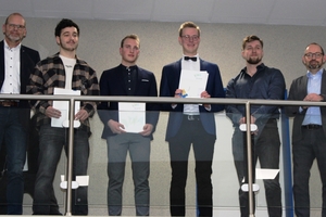  Die besten vier Teilnehmer (Mitte) – 4. von links Jahrgangsbester Tim Strothmann, Ausbildungsbetrieb Alwin Otten GmbH, Meppen 
