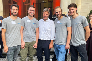  Anlässlich einer Veranstaltung zur Startup-Strategie der Bundesregierung erhielt fleXality 2023 den Gründungspreis Plus des BMWK – v.l.: Justus Hinken, Sören Eilenberger, Minister Robert Habeck, Dyke Wilke, Leon Pichotka 