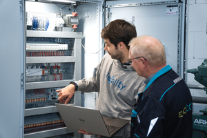  Justus Hinken (Lead Automation Engineer, Verfahrens- und Prozessingenieur, links im Bild) erläutert Kunde Jan Siedenburg (Ecocool GmbH) die Einsparpotenziale der Kälteanlage direkt vor Ort im Ecocool-Tiefkühllager 