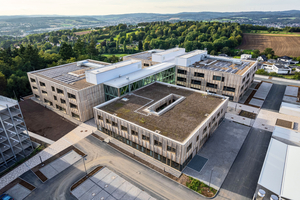  Die neue Theodor-Heuss-Schule in Wetzlar präsentiert sich als moderner Holz-Hybridbau mit hinterlüfteter Fassade. Der Neubaukomplex besteht aus vier Baukörpern, verbunden über eine gläserne Pausenhalle. Ein cleveres TGA-System aus Photovoltaik und einer RLT-Anlage mit Wärmerückgewinnung ermöglicht einen nachhaltigen Betrieb. 