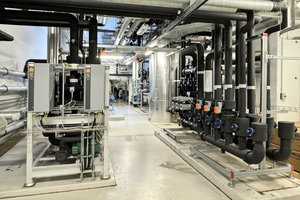  Logistikzentrum Lebensmittelindustrie (Baujahr 2020): Hier wurde eine von Schulz bereits 2009 gebaute Anlage größtenteils neu errichtet. Im Bestand erhalten wurde das Duo-Pack der Firma GEA, bestehend aus zwei NH3-Schraubenverdichtern (~1,6 MW bei t0 = -7°C) sowie fünf CO2-Frosterzellen. 2020 wurden errichtet: Zwei zusätzliche NH3- Schraubenverdichter-Aggregate (~900 kW/Aggregat) von GEA, zwei Baltimore Hybrid-Kühltürme inklusive Wasseraufbereitung, ein CO2-Verbund mit fünf Verdichtern (zwei FU-geregelt, drei Festdrehzahl), SPS zur Regelung der Erzeugerseite regelt und 88 Luftkühler der Firma Güntner (Regelung Wurm), aufgeteilt in vier Lagerbereiche (MoPro, Fleisch, Gemüse kalt, Gemüse warm). 