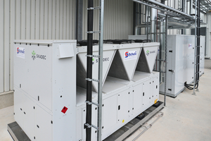  Druckerei (Baujahr 2023): 300 kW Propan-Kaltwassersatz (Skadec) mit ­sepa­ratem Freikühler (Thermofin) und Pumpenhaus (Schulz). Die Anlage wurde komplett von Schulz Kälte- und Klimatechnik geplant und errichtet; gesteuert wird die Anlage über eine von ebenfalls von Schulz programmierte SPS. 