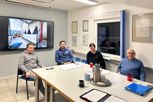  Bei einem Gespräch vor Ort (v.l.): Bernd Schulz (Geschäftsführender Gesellschafter), Simon Moosmüller (staatlich geprüfter Techniker Kältetechnik), Stefanie Gaiser (Verwaltung, Personal) und Klaus Schulz (Firmengründer und Ehrenobermeister Baden-Württemberg) – nicht dabei Rainer Schulz (Geschäftsführender Gesellschafter) 
