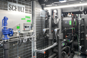  Druckerei (Baujahr 2023): 300 kW Propan-Kaltwassersatz (Skadec) mit separatem Freikühler (Thermofin) und Pumpenhaus (Schulz). Die Anlage wurde komplett von Schulz Kälte- und Klimatechnik geplant und errichtet; gesteuert wird die Anlage über eine von ebenfalls von Schulz programmierte SPS. 