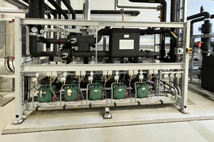  Logistikzentrum Lebensmittelindustrie (Baujahr 2020): Hier wurde eine von Schulz bereits 2009 gebaute Anlage größtenteils neu errichtet. Im Bestand erhalten wurde das Duo-Pack der Firma GEA, bestehend aus zwei NH3-Schraubenverdichtern (~1,6 MW bei t0 = -7°C) sowie fünf CO2-Frosterzellen. 2020 wurden errichtet: Zwei zusätzliche NH3- Schraubenverdichter-Aggregate (~900 kW/Aggregat) von GEA, zwei Baltimore Hybrid-Kühltürme inklusive Wasseraufbereitung, ein CO2-Verbund mit fünf Verdichtern (zwei FU-geregelt, drei Festdrehzahl), SPS zur Regelung der Erzeugerseite regelt und 88 Luftkühler der Firma Güntner (Regelung Wurm), aufgeteilt in vier Lagerbereiche (MoPro, Fleisch, Gemüse kalt, Gemüse warm). 