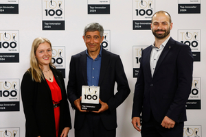  Alina Stephan, Data Scientistin aus der Wurm Softwareentwicklung, und Joachim Gahlmann, Teamleiter in der CAD-Abteilung von Wurm Schaltanlagenbau (SAB), nahmen von Mentor Ranga Yogeshwar die TOP 100-Trophäe entgegen 