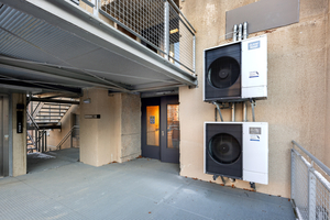  Zwei reversible Ecodan Luft/Wasser-Wärmepumpen versorgen als Zweier-Kaskade die neu auf dem Dach des Bunkers erstellten Wohnungen 
