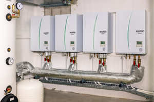 Die Innengeräte für die Vierer-Kaskade, die den Bunker versorgen, befinden sich in einem Technikraum – zu jeder Außeneinheit gehört ein Hydromodul mit Wärmeübertrager-Einheit 