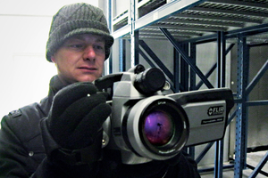  Hoch empfindlich, exakt und auf -­40 °C kalibriert – Dennis van Est mit der FLIR-Wärmebildkamera P640 (dem Vorgängermodell der aktuellen FLIR T865) 