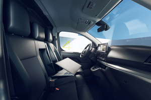 Der Test-Vivaro-e hatte eine Trennwand aus Metall und die Möglichkeit, Ladegut dank einer Klappe bis in den Beifahrerfußraum durchzuladen 