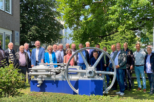  Gruppenbild mit den Gastgebern vor dem Verwaltungsgebäude der TH. WITT Kältemaschinenfabrik GmbH – die historische Maschine wird ebenfalls in die „Straße der Kälte“ aufgenommen 