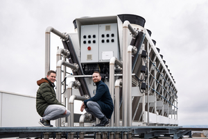  Adrian Heidinger, Geschäftsführer der Heidinger Energiesysteme (links), und Valentino Brechter, Projektleiter beim Kunden Kappler CNC, freuen sich über den Erfolg des innovativen Projekts. Beim Betrieb des Cabero Jumbo-Rückkühlers wurde nichts dem Zufall überlassen – ausgestattet mit effizienten Ventilatoren, intelligenten Gateways und einer Vielzahl an Sensoren ist die Anlage fit für die Zukunft. 