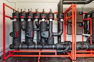  Die vorkonfigurierten Umwälzpumpen und ein 1000 l Pufferspeicher bilden den Kern der Hydraulikstation, die die Heizwärme gleichmäßig auf die 47 Apartments verteilt 