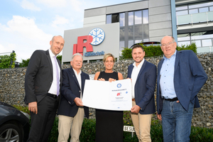  Aus den Händen von NRW-Wirtschaftsministerin Mona Neubaur erhielten die Geschäftsführer von L&amp;R Kältetechnik, Burkhard Rüßmann (2. v.l.) und Sebastian Rüßmann (2. v.r.), die Urkunde „Weltmarktführer aus Südwestfalen“. Es gratulieren IHK-Hauptgeschäftsführer Jörg Nolte (l.) und Sunderns Bürgermeister Klaus-Rainer Willeke (r.). 