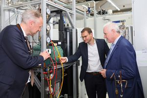  Prof. Dr. Robin Langebach (Mitte), Stiftungsprofessor für Verdichtertechnologie an der Hochschule Karlsruhe, zeigt Ingo Smit (links), Vorstandsvorsitzender von „The Schaufler Foundation“, und Dr. Heinz Jürgensen (rechts), Direktor für Anwendungstechnik und Sonderprojekte bei Bitzer, das Forschungslabor des Instituts für Kälte-, Klima- und Umwelttechnik 