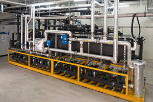  Abbildung 3: CO2-Booster Kälteanlage mit Abwärmenutzung, Ejektoren und Parallelverdichtung für Plus- und Minuskühlung nach dem aktuellen Stand der Technik 
