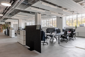  Modernes Co-Working: Deckenstrahlplatten sorgen im Sommer für angenehme Arbeitstemperaturen, verbessern die Akustik und betonen den industriellen Look 