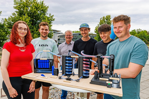  Eine studentische Projektgruppe um Prof. Dr. Thomas Lex hat an der OHT Regensburg ein 3D-Druck Modell der ersten verkauften Linde-Kältemaschine erstellt 