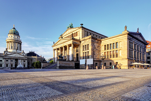 Blick auf das Konzerthaus am Gendarmenmarkt in Berlin. Der Bau entstand ursprünglich zwischen 1818 und 1821 nach den Plänen von Karl Friedrich Schinkel. Nach dem zweiten Weltkrieg wurde es rekonstruiert. 
