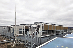  Die drei Rückkühler RWD 1200 mit Vförmigen Verflüssigerregistern und zusätzlichem Adiabatic-System arbeiten je nach Anforderung als Freikühler oder übernehmen die Kühlwasser-Rückkühlung der reversiblen Kältemaschinen 