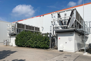  Kälteanlagen in Containerlösung, die jeweils individuell auf die ­speziellen Einsatzanforderungen ausgelegt sind – im Bild links die etwas ältere „York YVWA“-Kältemaschine, die neuere „York YZ“Anlage rechts 
