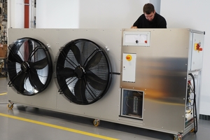  Demonstrator einer zentral außen aufgestellten Wärmepumpe als Heizungslösung für Mehrfamilienhäuser – bislang sind für Mehrfamilienhäuser nur wenige Produkte mit dem natürlichen Kältemittel Propan auf dem Markt 