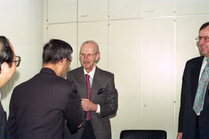  1979 übernahm Peter Schaufler Bitzer. Er richtete das Unternehmen global aus – hier (Dritter von links) bei der Gründung von Bitzer China. Peter Schauflers Werte und Visionen prägen den Kälte-, Klima- und Wärmepumpenspezialisten bis heute. 