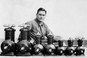  Anfangs fertigte Martin Bitzer thermostatische Expansionsventile in Stahlausführung, doch bald folgten Verdichter: Die ersten Bitzer Verdichter waren Hubkolbenverdichter in Gleichstrombauart – hier zu sehen mit Martin Bitzer im Hintergrund. 