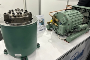  Die beiden Ausstellungsstücke auf dem Messestand des HKK – links ein regelbarer Zweischieber-Rollkolbenverdichter für Wärmepumpen von Anfang der 80er Jahre, rechts ein „Hermeta“ von Bitzer aus den 50er Jahren 