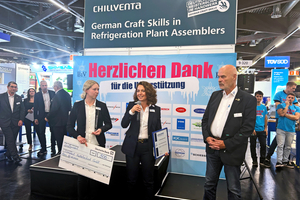  Annett Gregor (Mitte) bedankt sich für die Auszeichnung von compact mit dem Ausbilderpreis 2024 